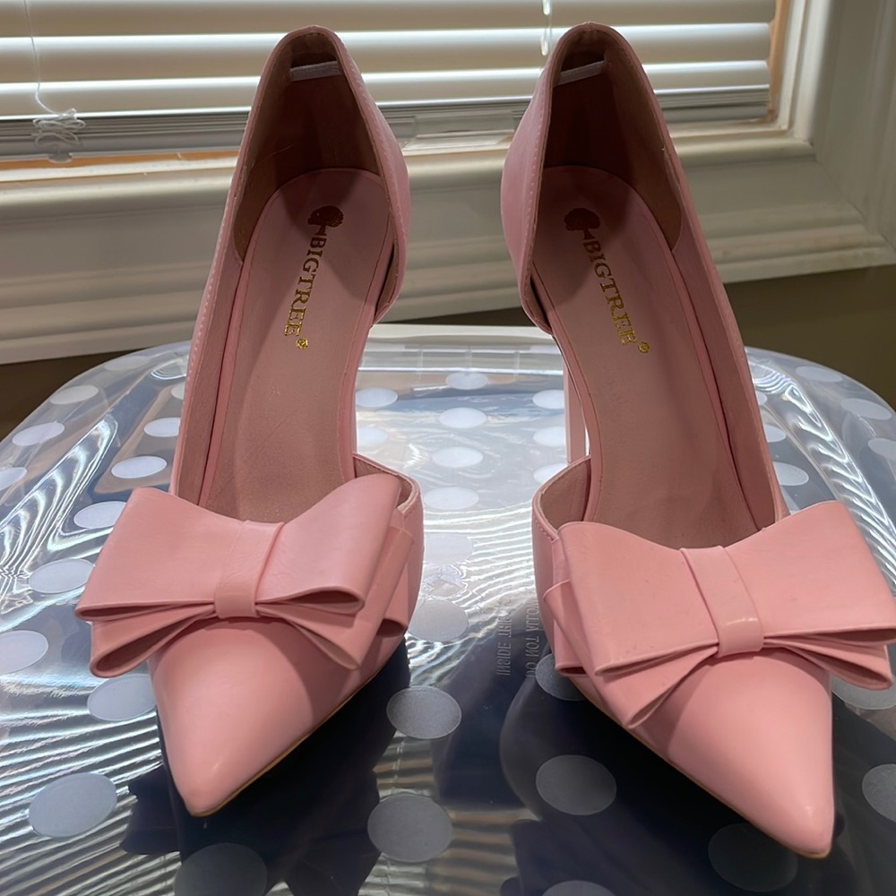 NWOT Pink Bow Heels